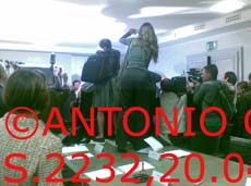 S2232_239_giornalisti_sopra_tavolo_riunione
